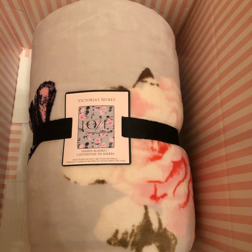 VICTORIA'S SECRET LOVE PINK ROSE SHERPA BLANKET